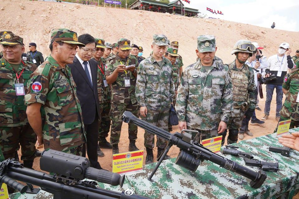 Một loạt các loại vũ khí cá nhân hiện đại cũng được hai nước mang ra trưng bày trong khuôn khổ lễ khai mạc của cuộc tập trận. Nguồn Ảnh: XYY.