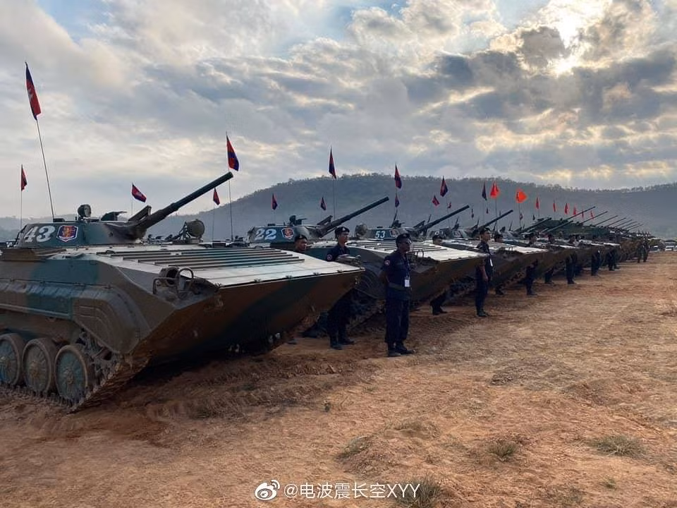 Xe chiến đấu bộ binh lội nước của quân đội Campuchia xuất hiện trong cuộc tập trận. Nguồn Ảnh: XYY.