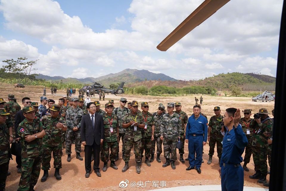 Quân nhân Trung Quốc giới thiệu về loại trực thăng Z-9 cho phái đoàn đại biểu từ phía quân đội Campuchia. Nguồn Ảnh: XYY.