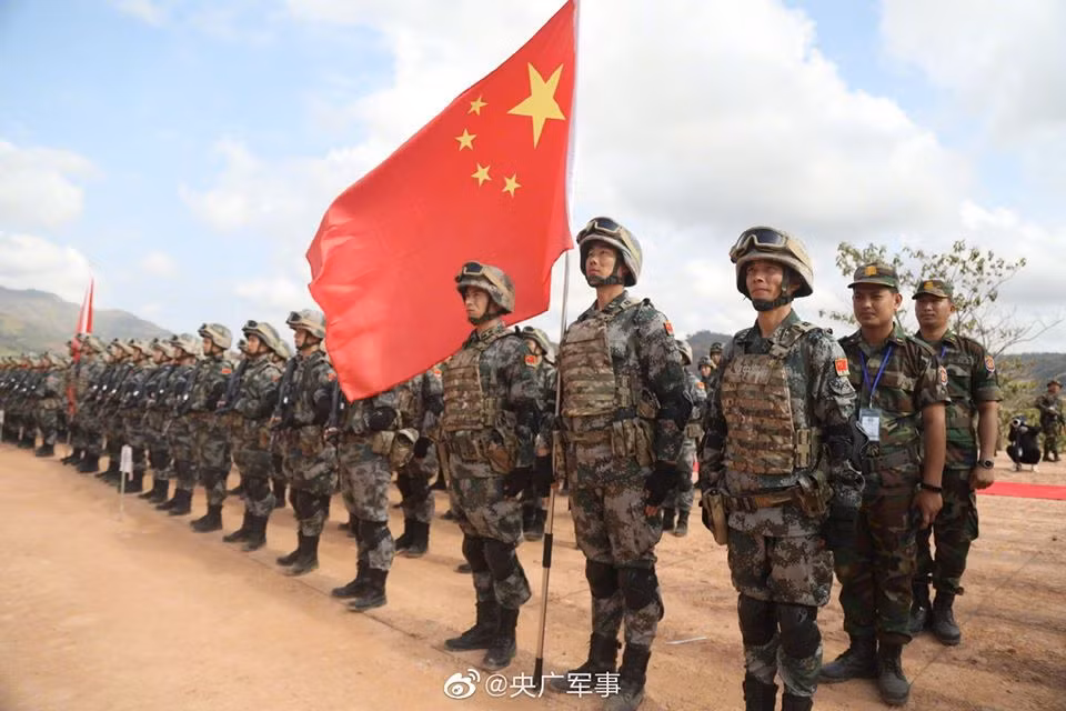 Quân đội Campuchia phô diễn sức mạnh "không phải vừa" cùng binh sĩ Trung Quốc Quan doi Campuchia pho dien suc manh