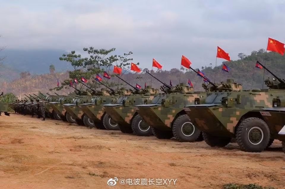 Xe bọc thép chở quân của quân đội Trung Quốc tham gia tự hành. Nguồn Ảnh: XYY.