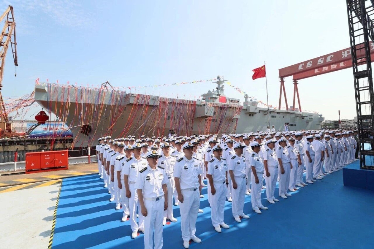 Với tốc độ đóng mới tàu mặt nước nhanh bậc nhất thế giới của Trung Quốc hiện nay, cả ba tàu đổ bộ tấn công Type 075 của nước này có lẽ sẽ chỉ mất khoảng ba năm nữa trước khi có khả năng hoạt động "hết công suất". Nguồn ảnh: Baidu.
