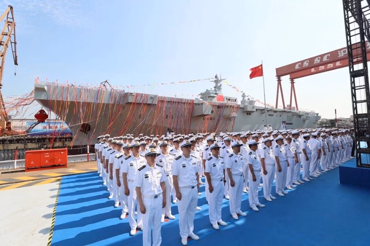 Với tốc độ đóng mới tàu mặt nước nhanh bậc nhất thế giới của Trung Quốc hiện nay, cả ba tàu đổ bộ tấn công Type 075 của nước này có lẽ sẽ chỉ mất khoảng ba năm nữa trước khi có khả năng hoạt động "hết công suất". Nguồn ảnh: Baidu.