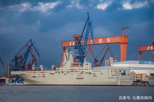 Hiện tại, loại phi cơ hạm duy nhất mà Trung Quốc có trong tay đó là J-15 hoàn toàn không có đủ khả năng cất - hạ cánh từ tàu đổ bộ tấn công này và Trung Quốc cũng không thể sử dụng bất cứ loại tiêm kích nào khác trên Type 075 - loại trừ các loại trực thăng lên thẳng. Nguồn ảnh: Baidu.