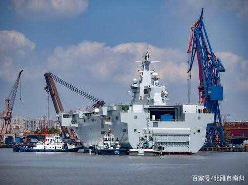 Tàu có chiều dài lên tới 237 mét và lườn rộng 43 mét. Theo thiết kế, mỗi tàu Type 075 có khả năng mang theo tối đa 30 trực thăng tấn công, trực thăng đa dụng hoặc trực thăng vận tải các loại. Nguồn ảnh: Baidu.