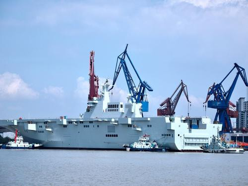 Theo báo chí Trung Quốc, các tàu đổ bộ tấn công Type 075 sẽ có độ giãn nước tối đa từ khoảng 35.000 tới 40.000 tấn - lớn tương đương với những tàu đổ bộ tấn công "đội lốt" khu trục hạm của Nhật hiện tại. Nguồn ảnh: Baidu.