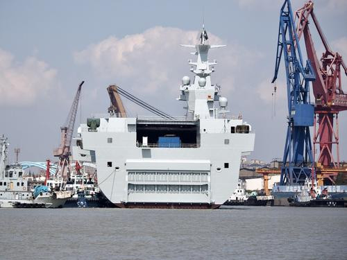 Đơn giản vì đây là tàu đổ bộ tấn công được Trung Quốc thiết kế hiện đại hoàn toàn với độ hiện đại ngang các tàu đổ bộ tấn công của Mỹ hiện nay - chứ không kém hiện đại như tàu sân bay của nước này. Nguồn ảnh: Baidu.