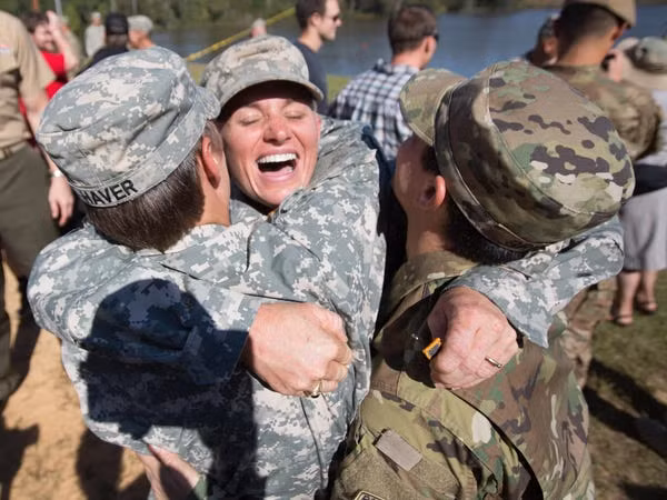 Mặc dù vậy, vẫn có nhiều vấn đề nảy sinh trong quá trình thực hiện nhiệm vụ, ví dụ như Hải quân Mỹ từng dính rất nhiều tai tiếng về việc lạm dụng, xâm hại tình dục với nữ quân nhân trong lực lượng này. Nguồn ảnh: Pinterest.