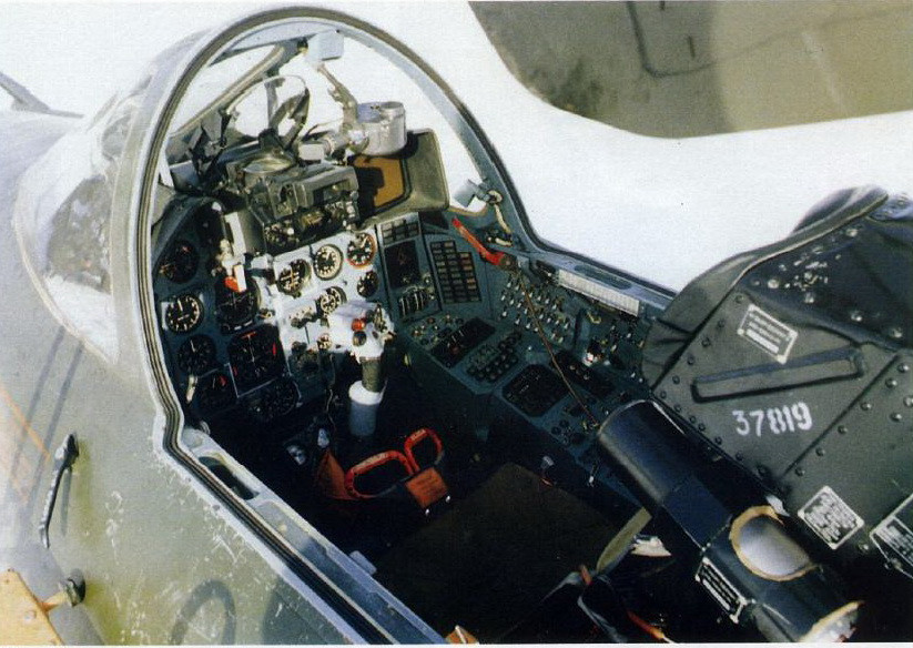 Ngay phía dưới của cần điều khiển bay là giây giật kích hoạt ghế phóng thoát hiểm giúp phi công thoát ly máy bay trong trường hợp khẩn cấp. Nguồn ảnh: Airliners.