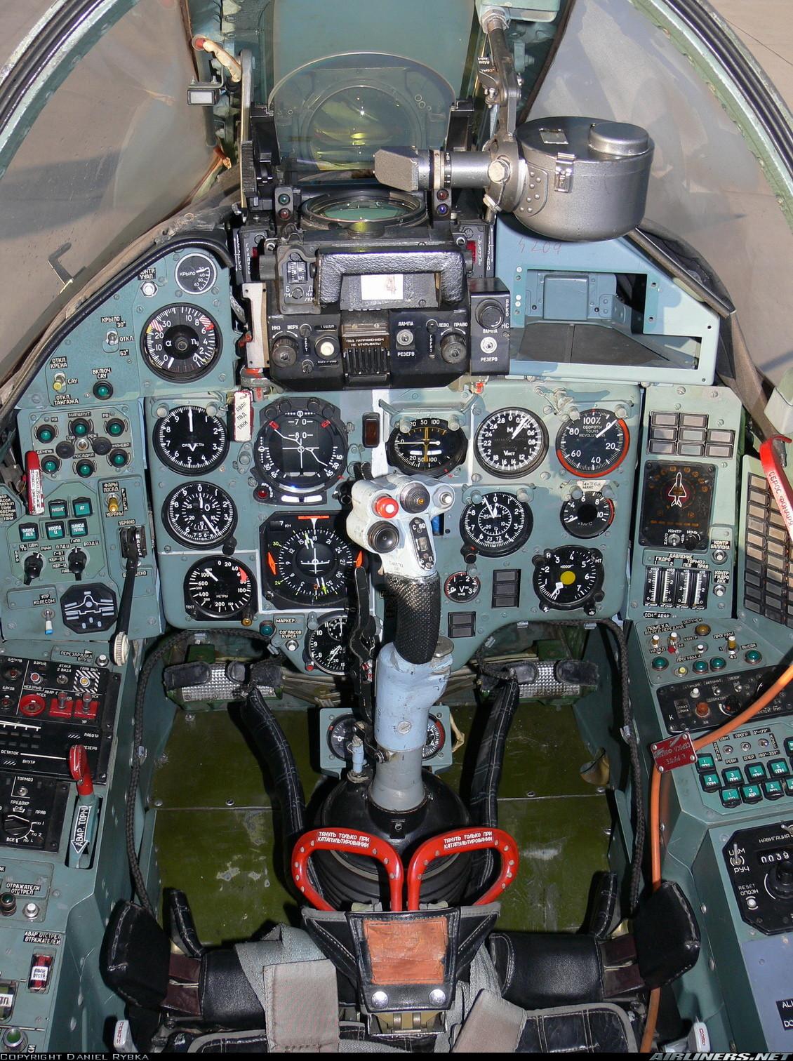 Cần điều khiển của Su-22M4 được trang bị các nút bấm để điều khiển hệ thống hỏa lực hoặc điều khiển hệ thống hỗ trợ - bay tự động, cân bằng tự động. Nguồn ảnh: Jetphoto.