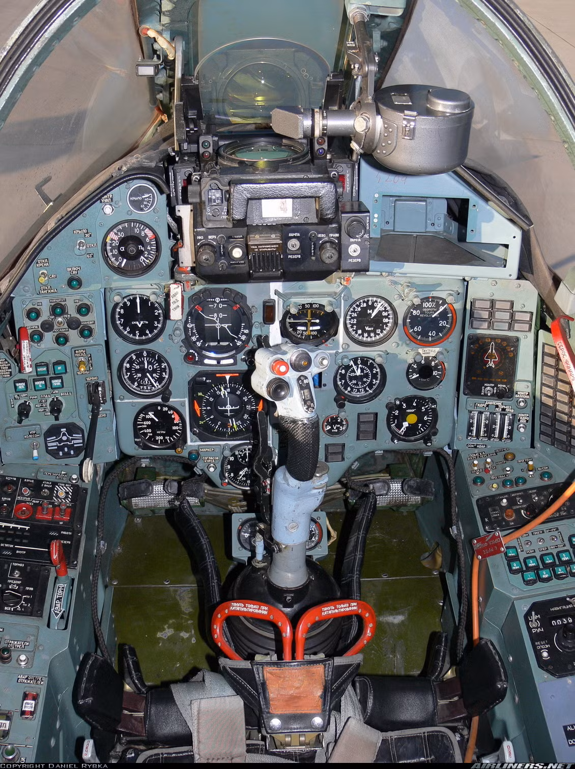 Cần điều khiển của Su-22M4 được trang bị các nút bấm để điều khiển hệ thống hỏa lực hoặc điều khiển hệ thống hỗ trợ - bay tự động, cân bằng tự động. Nguồn ảnh: Jetphoto.