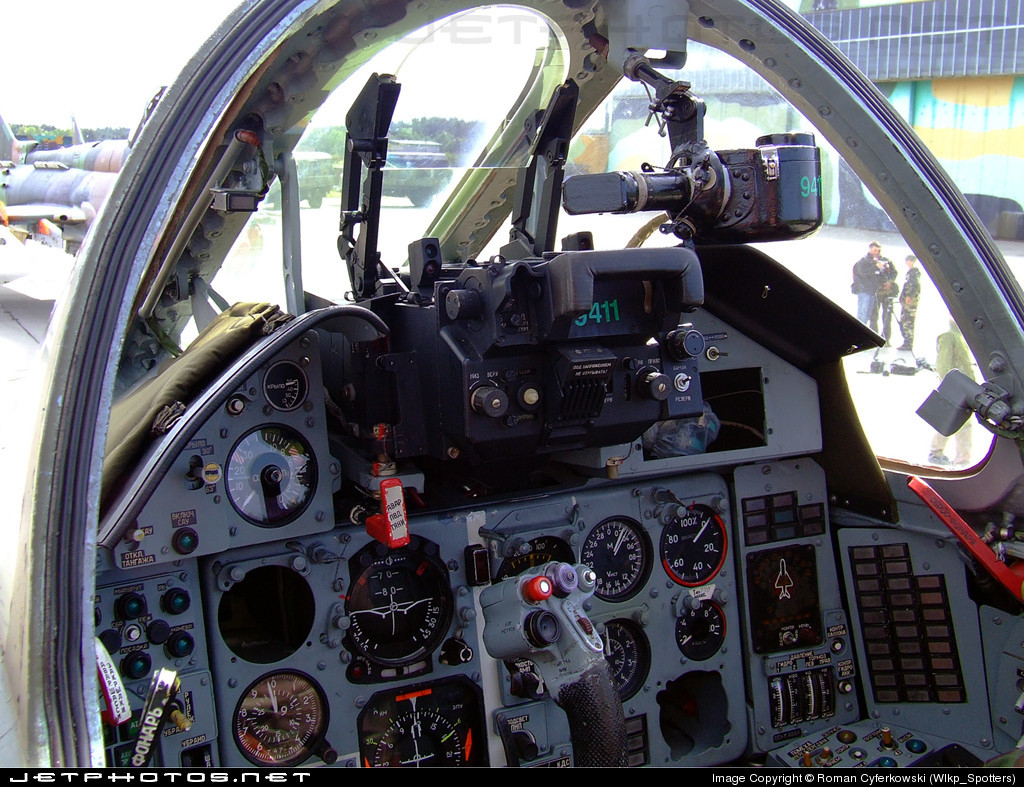 Cận cảnh hệ thống kính ngắm trên máy bay tiêm kích - bom Su-22M4. Nguồn ảnh: Jetphoto.