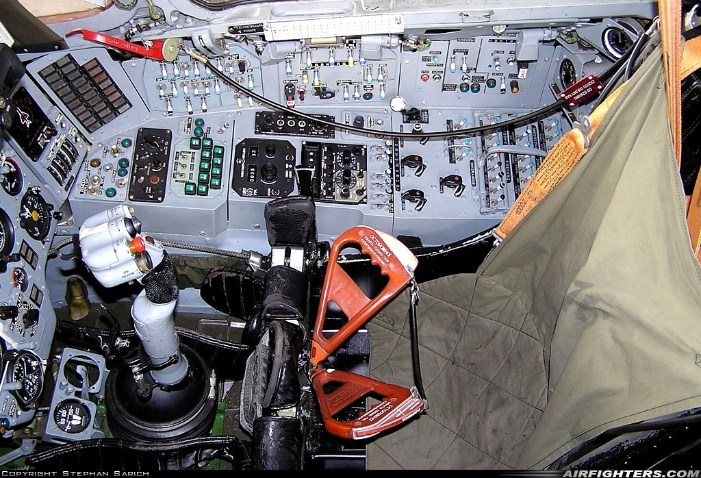 Bảng điều khiển phía bên phải phi công chủ yếu bao gồm các thao tác, nút điều khiển trong trạng thái nghỉ của máy bay. Trong quá trình bay, phi công sẽ dùng tay phải để điều khiển cần lái là chủ yếu, các thao tác quan trọng khi bay được đưa sang bên phía tay trái khoang lái. Nguồn ảnh: Airfighter.