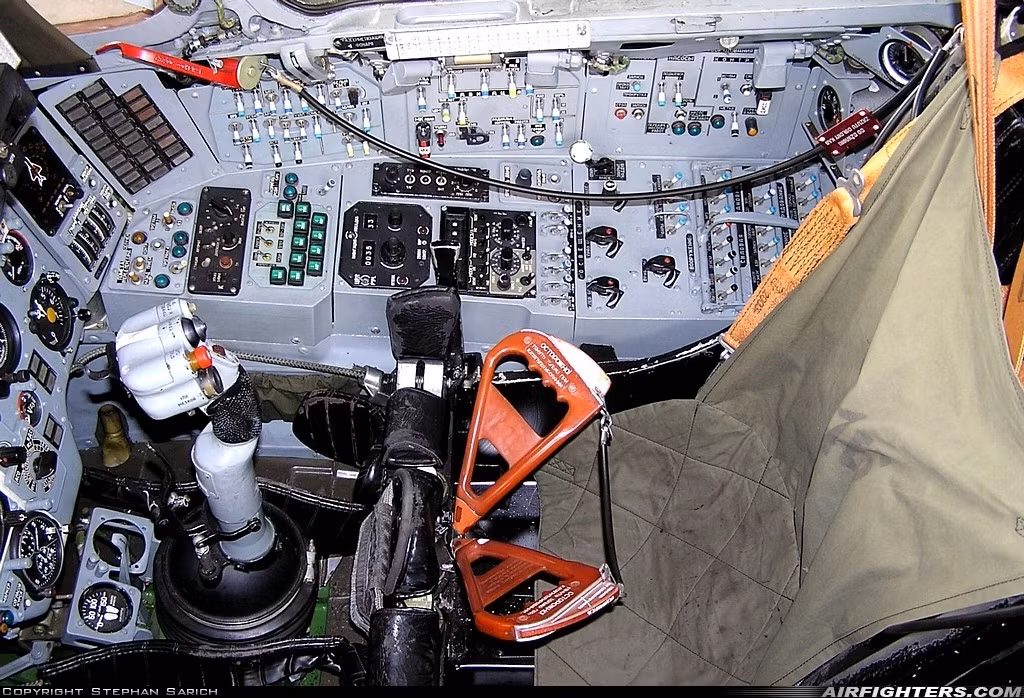 Bảng điều khiển phía bên phải phi công chủ yếu bao gồm các thao tác, nút điều khiển trong trạng thái nghỉ của máy bay. Trong quá trình bay, phi công sẽ dùng tay phải để điều khiển cần lái là chủ yếu, các thao tác quan trọng khi bay được đưa sang bên phía tay trái khoang lái. Nguồn ảnh: Airfighter.