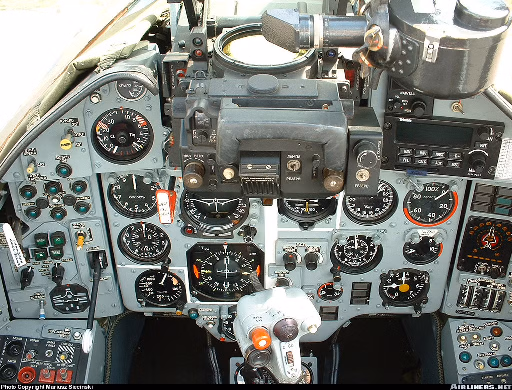 Bảng hiển thị thông số bay của Su-22M4 cực kỳ tối giản và cổ điển với toàn bộ các đồng hồ hiển thị theo kiểu truyền thống thay cho màn hình tinh thể lỏng như trên các khoang lái hiện đại sau này. Nguồn ảnh: Airliners.