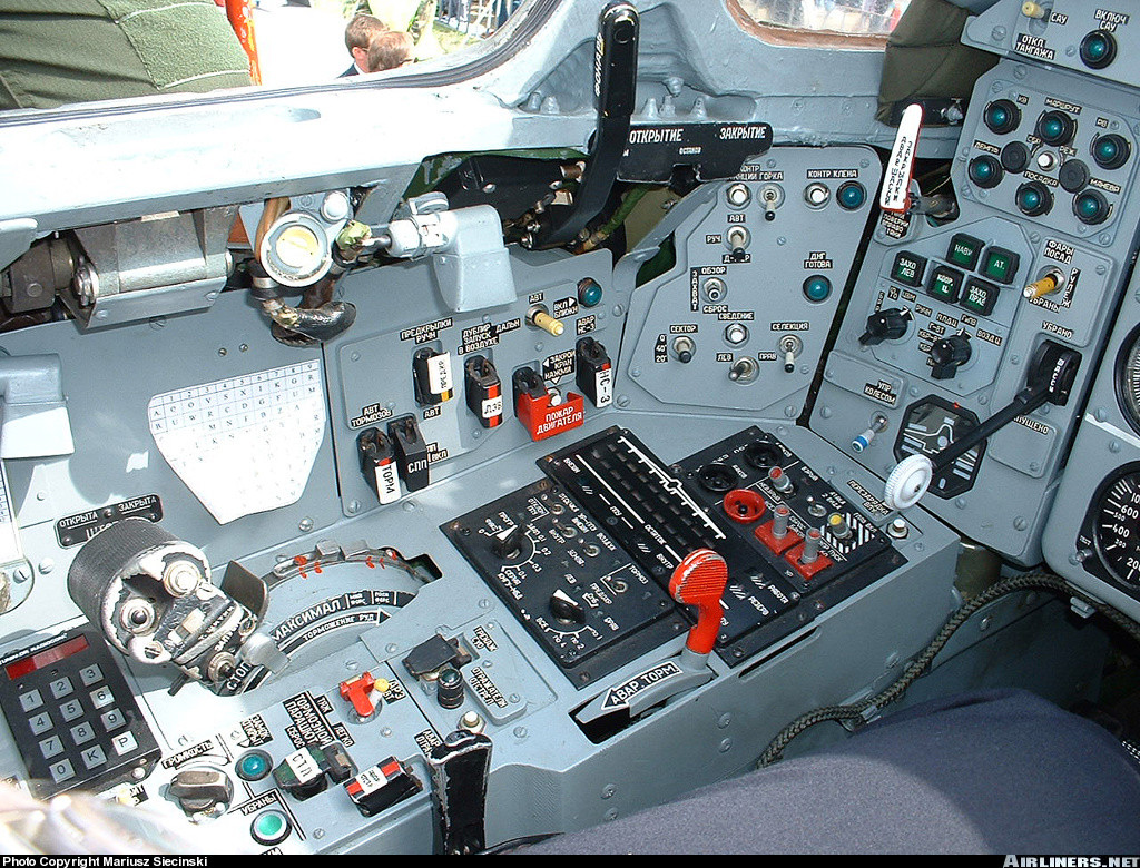 Ở phía bên trái, phi công sẽ có hệ thống lựa chọn vũ khí, tắt bật hệ thống hỗ trợ điều khiển phi cơ và quan trọng nhất là cần điều khiển lực đẩy động cơ. Nguồn ảnh: Airliners.