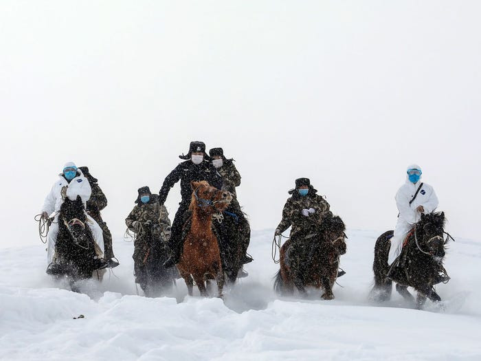 Ở những vùng tuyết rơi dày nửa mét, việc lội bộ qua là hết sức khó khăn nhưng thậm chí ngựa vẫn có thể phi nước đại như thường. Nguồn ảnh: Sina.