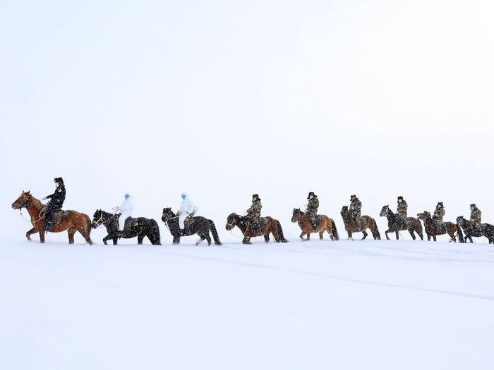 So với việc đi bộ, ngựa càng tỏ ra ưu việt hơn khi mang theo được nhiều đồ đạc và tốc độ hành quân nhanh hơn. Nguồn ảnh: Sina.