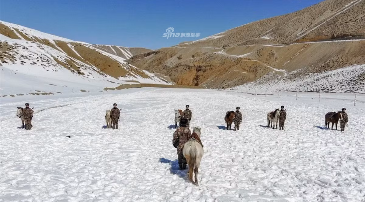 Thậm chí những con ngựa thuần chủng của lực lượng biên phòng Trung Quốc còn được dậy cách chiến đấu như những con ngựa chiến trong quá khứ. Nguồn ảnh: Sina.