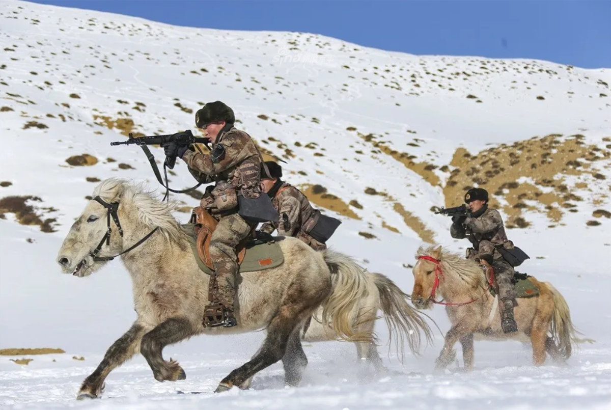 Kỹ năng vừa cưỡi ngựa vừa bắn súng cũng được lính biên phòng Trung Quốc rèn rũa thường xuyên. Đây không phải là một kỹ năng quá khó nhưng cần tập luyện liên tục để trở thành phản xạ. Nguồn ảnh: Sina.