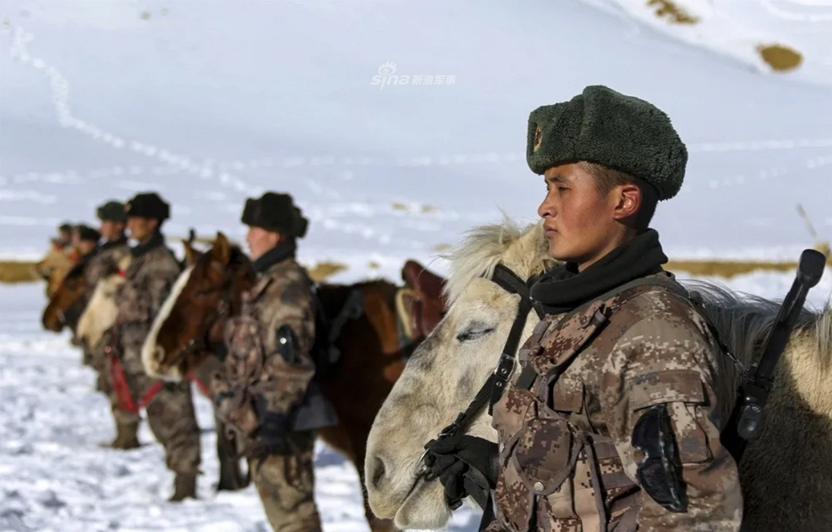 Để huấn luyện cho ngựa chiến, lính biên phòng Trung Quốc cần phải huấn luyện chúng cách nghe khẩu lệnh, quen với tiếng súng để không trở nên hoảng loạn khi tác chiến. Nguồn ảnh: Sina.