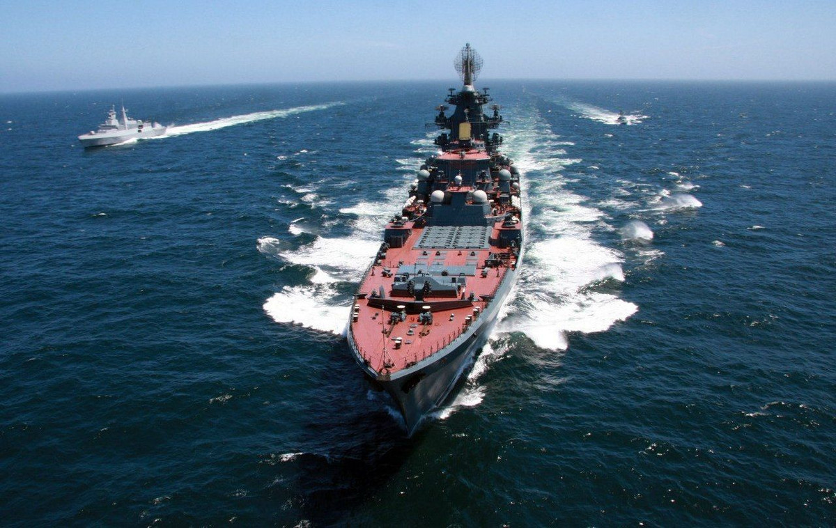 Trong quá khứ, truyền thông Nga từng nhắc đến việc Nga sẽ đưa toàn bộ cả ba tàu thiết giáp hạm lớp Kirov dự trữ trong kho quay trở lại hạm đội vào năm 2018 và năm 2020. Tuy nhiên tới nay, chiếc Kalinin vẫn còn đang đại tu chưa xong - dù dự kiến sẽ nhập biên trở lại vào năm 2018. Nguồn ảnh: Rumil.