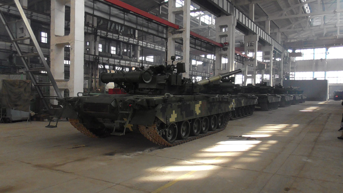 Về khả năng mang vũ khí, T-64BV gần như tương đương với xe tăng chủ lực T-72 khi nó được trang bị với khẩu pháo 125mm loại 2A46M-1 thay cho khẩu pháo D-81T phiên bản cũ trên các xe tăng chủ lực T-64 trước đây. Nguồn ảnh: BMDP.