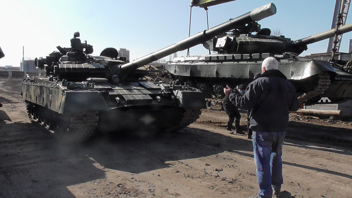 Điểm mạnh của T-64BV đó là nó có thể phóng liên tục tới 4 tên lửa AT-8 Songsters trong một phút. Tối đa một xe tăng T-64BV có khả năng mang theo 6 tên lửa AT-8 cùng 36 viên đạn pháo các loại cỡ 125mm. Nguồn ảnh: BMDP.