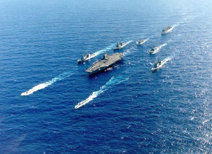 Hàng không mẫu hạm đảm nhận vai trò điều phối và chỉ huy toàn bộ hoạt động của nhóm.