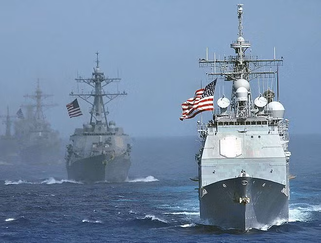 Tàu ngầm thường đi trước để trinh sát và cảnh báo cho nhóm tác chiến về hoạt động của tàu mặt nước và tàu ngầm đối phương.