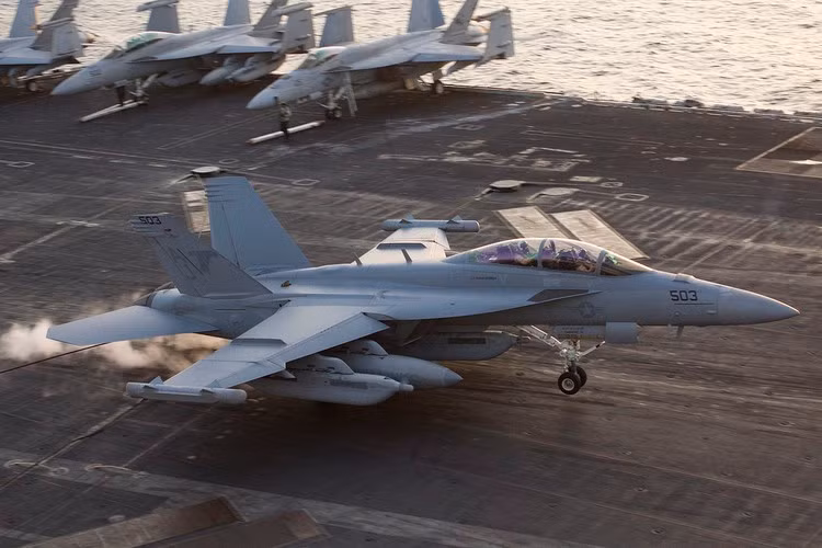 Tàu được trang bị những vũ khí tinh vi nhất của Hải quân Mỹ, có thể tiêu diệt bất kỳ mục tiêu nào đe dọa đến nhóm tác chiến.