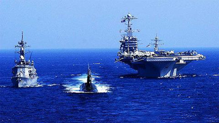 Tàu khu trục lớp Arleigh Burke và tuần dương hạm lớp Ticonderoga thiết lập ô phòng thủ trên không, mặt biển và dưới nước bảo vệ cho CSG.