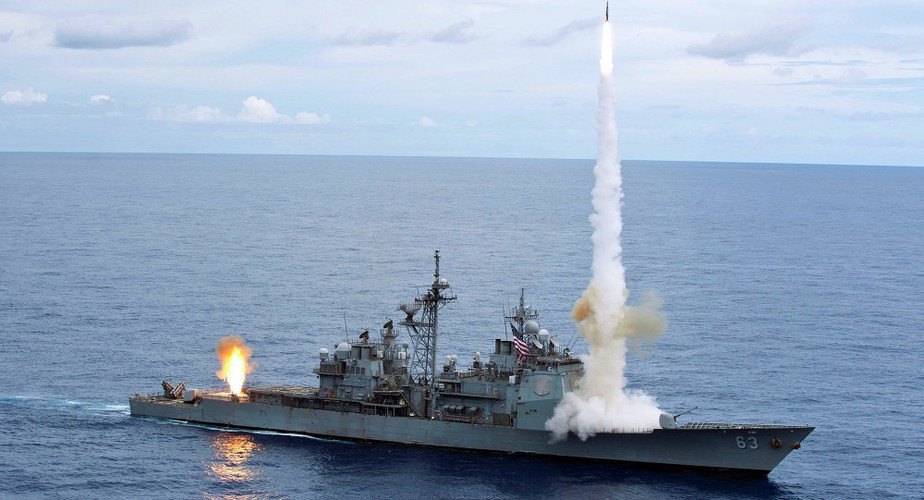 Sức mạnh của tuần dương hạm này là hệ thống chiến đấu tối tân Aegis.