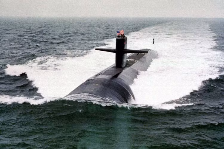 Bên cạnh đó, nó còn đảm nhận vai trò phòng thủ tên lửa đạn đạo, một phần của hệ thống Aegis BMD.