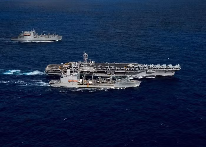 CSG tiêu chuẩn gồm một tàu sân bay, 2-3 tuần dương hạm lớp Ticonderoga, 3-4 tàu khu trục lớp Arleigh Burke, 1-2 tàu ngầm tấn công hạt nhân, 1-2 tàu hậu cần.