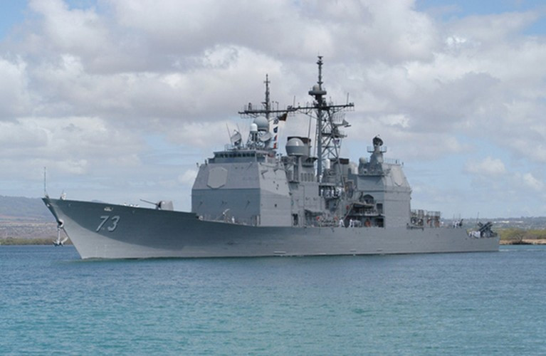 Máy bay chiến đấu chủ lực của CSG là tiêm kích F/A-18 E/F Super Hornet. Ở nhiệm vụ tấn công, F/A-18 sẽ không kích các căn cứ nằm sâu trong đất liền của đối phương.