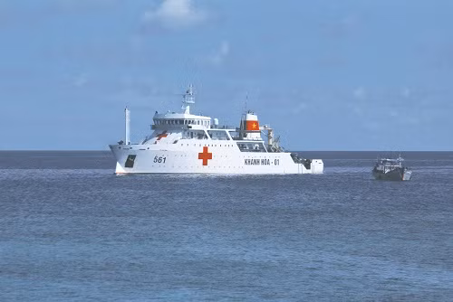 Với đầy đủ trang thiết bị hiện đại, tàu bệnh viện Khánh Hoà-01 có khả năng thực hiện mổ ngay trên tàu với điều kiện đảm bảo như các phòng mổ trên mặt đất. Nguồn ảnh: BHQ.