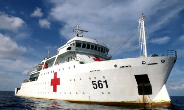 Tàu có thể chở theo tối đa 200 người, di chuyển với tốc độ cao nhất khoảng 14 hải lý giờ tuỳ điều kiện thời tiết. Nguồn ảnh: Baoquangngai.