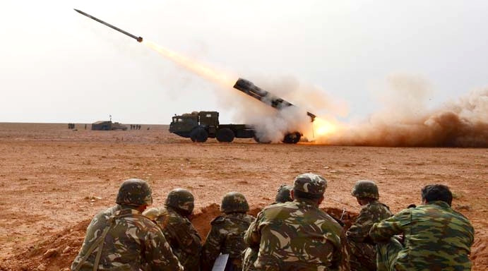 Với các mục tiêu ở quá gần BM-30 Smerch, loại pháo phản lực này sẽ không thể tấn công trúng đích được do viên đạn sử dụng nhiên liệu rắn buộc phải đốt hết toàn bộ nhiên liệu mang theo mới có thể bắt đầu rơi vào mục tiêu. Nguồn ảnh: Rumil.