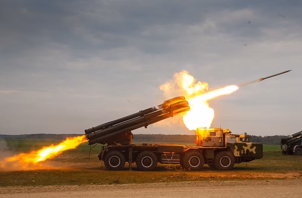 Điểm yếu của BM-30 Smerch đó là nó có yêu cầu tầm bắn tối thiểu rất lớn. Cụ thể, với loại đạn nổ mạnh tầm bắn xa nhất 90 km yêu cầu tầm bắn tối thiểu 25 km, các loại đạn khác yêu cầu tầm bắn tối thiểu 20 km. Nguồn ảnh: Rumil.