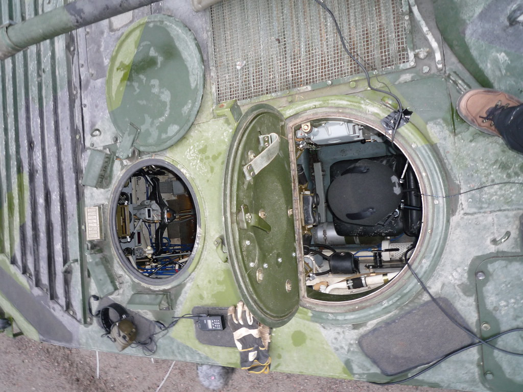 Hai ghế lái xoay lưng vào nhau trên xe tăng Stridsvagn 103 là vị trí của hai lái xe với một người kiêm nhiệm vụ điều khiển pháo và lái xe tăng hành tiến, một người chuyên chịu trách nhiệm... lùi xe ở tốc độ cao. Nguồn ảnh: Pinterest.