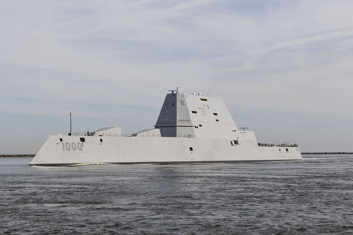 Theo những thông tin mới nhất được Hải quân Mỹ đăng tải, tàu khu trục USS Zumwalt của lực lượng này đã được trang bị toàn bộ hệ thống vũ khí, sẵn sàng đi vào trực chiến. Nguồn ảnh: BI.