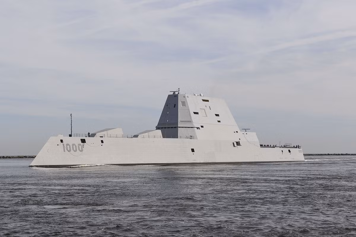 Theo những thông tin mới nhất được Hải quân Mỹ đăng tải, tàu khu trục USS Zumwalt của lực lượng này đã được trang bị toàn bộ hệ thống vũ khí, sẵn sàng đi vào trực chiến. Nguồn ảnh: BI.