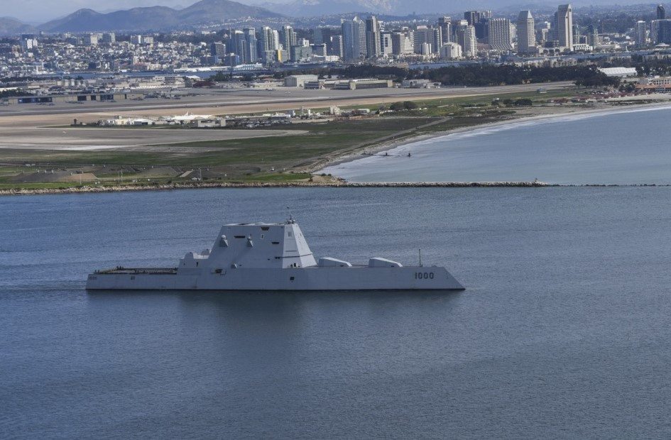 Tính tới thời điểm hiện tại, trong biên chế Hải quân Mỹ đang có hai tàu khu trục Zumwalt, một chiếc khác đang được hoàn thiện và sẽ sớm được nhập biên trong tương lai. Nguồn ảnh: BI.