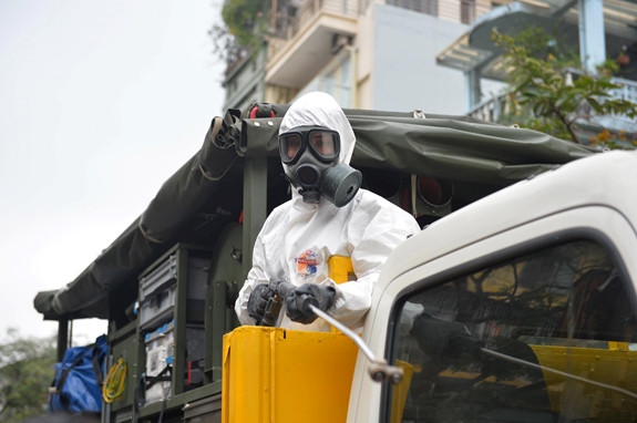 Ông Vương Đình Huệ, Ủy viên Bộ Chính trị, Bí thư Thành ủy Hà Nội yêu cầu người dân phải có ý thực tự khai báo y tế; các đơn vị, sở, ngành, địa phương phải làm tốt công tác tuyên truyền để người dân khai báo, nâng cao ý thức chủ động phòng chống bệnh cho bản thân và cộng đồng.