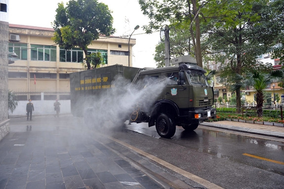 Thượng tá Trần Văn Chúng còn cho biết thêm, những hóa chất sử dụng để khử trùng có tác dụng hiệu quả với vi khuẩn, vi rút, nhưng không gây tác hại tới sức khỏe con người cũng như môi trường sau khi tiến hành khử trùng.