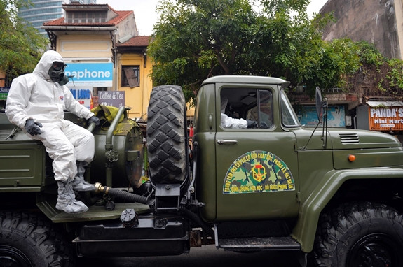 Theo đó 22 hộ dân và 176 nhân khẩu ở phố Trúc Bạch được cách ly và Thành phố phải bảo đảm cuộc sống cho người dân ở khu vực bị cách ly; đồng thời theo dõi chặt chẽ sức khỏe của người dân và đồng thời khẳng định Thành phố sẽ minh bạch, công khai những thông tin về dịch Covid-19.