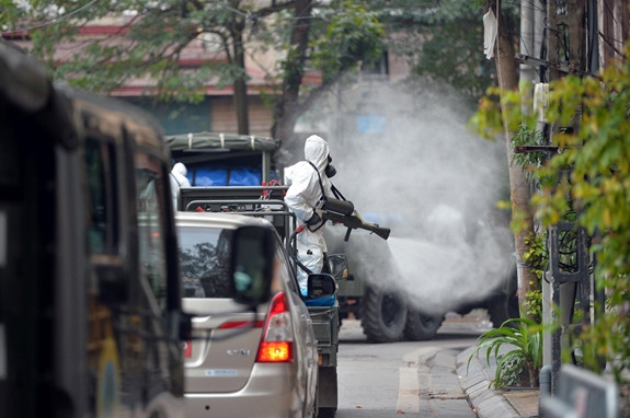 Trước đó vào đêm 6/3, Ban Chỉ đạo phòng chống dịch Covid-19 của thành phố Hà Nội đã họp phiên khẩn cấp và thông tin về một trường hợp mới được phát hiện dương tính với virut SARS-CoV-2 trên phố Trúc Bạch. 