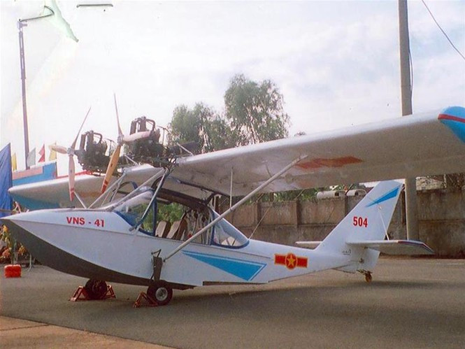 Máy bay được trang bị hai động cơ cánh quạt, mỗi động cơ có ba lá cánh, công suất tối đa mỗi động cơ là 64 mã lực. Đây là loại động cơ Rotax-582 do Áo sản xuất. Nguồn ảnh: TL.