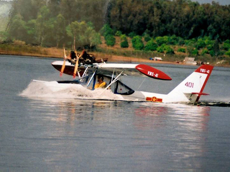 Là loại máy bay lưỡng dụng, VNS-41 có thể hạ cánh cả trên mặt đất lẫn mặt nước - một tính năng cực kỳ quan trọng với địa hình của Việt Nam. Nguồn ảnh: TL.